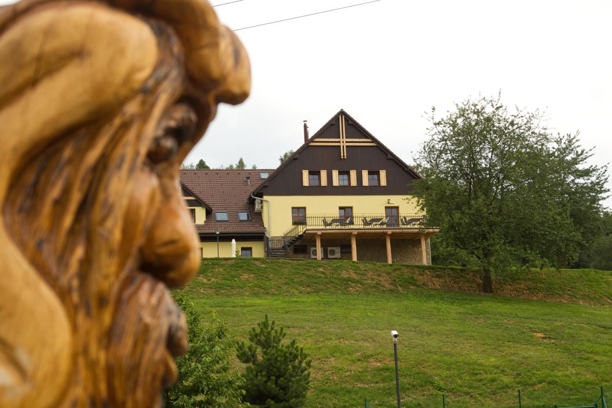 Penzion Malovaný Osvetimany Esterno foto